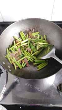 家常菜咸肉炒蒜苗做法图解6)