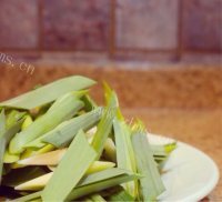 家常蒜苗和煎豆腐的约会做法图解1)