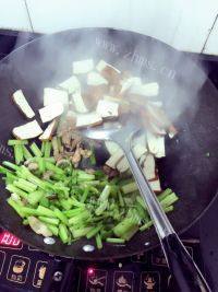 家常菜芹菜香干炒肉做法图解6)