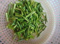 家常菜蒜苔炒腊肠做法图解2)