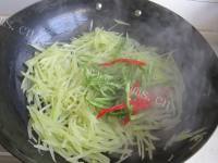 莴笋炒鸡蛋做法图解7)