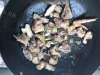 家常菜香菇焖鸡做法图解4)