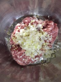 美味的猪肉白菜包子做法图解3)