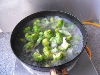 自制海鲜西兰花做法图解7)