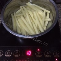 美味佳肴般的自制炸薯条做法图解4)