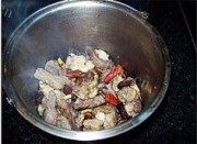 美味的牛腩烧土豆做法图解5)