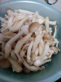 无敌营养美味的青椒炒白玉菇做法图解2)