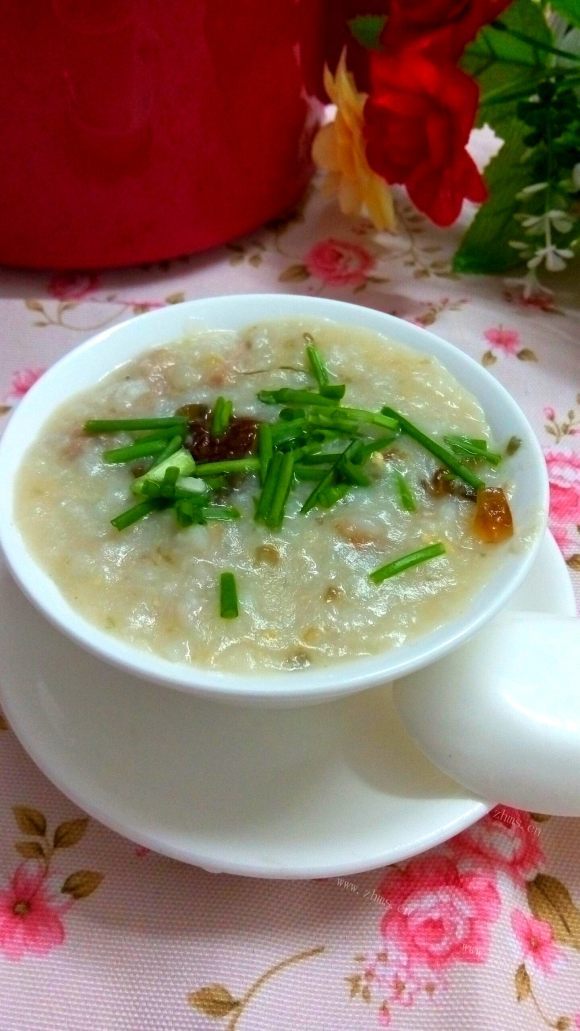 香气浓郁的皮蛋瘦肉粥