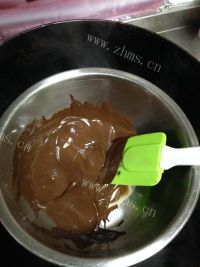 色味俱佳的熔岩蛋糕做法图解3)