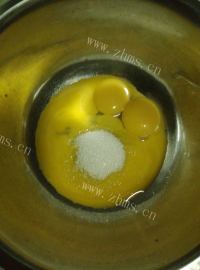 自制葡萄干蛋糕卷做法图解4)