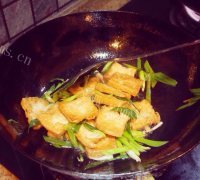 家常蒜苗和煎豆腐的约会做法图解3)