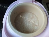 好吃的榨菜丝红米饭团做法图解2)