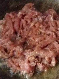 家常胡萝卜蒜苔炒肉丝做法图解6)