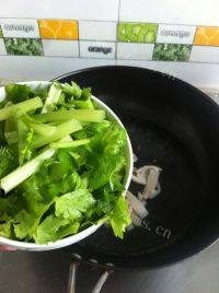 家常菜芹菜炒鱿鱼做法图解3)