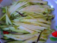 家常菜炒茄丝做法图解2)