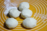 自己做的猪肉洋葱馅饼做法图解4)