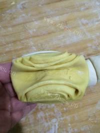 自制双色花卷做法图解4)