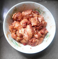 美味的麻辣粉蒸肉做法图解4)