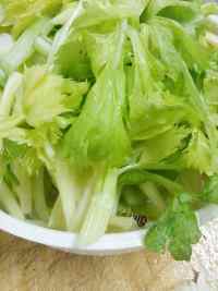 家常菜素炒芹菜做法图解1)