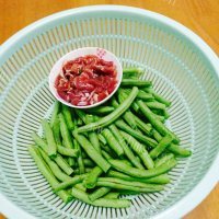 回味无穷的肉炒豇豆做法图解2)