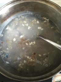 色香味俱全的皮蛋瘦肉粥做法图解4)