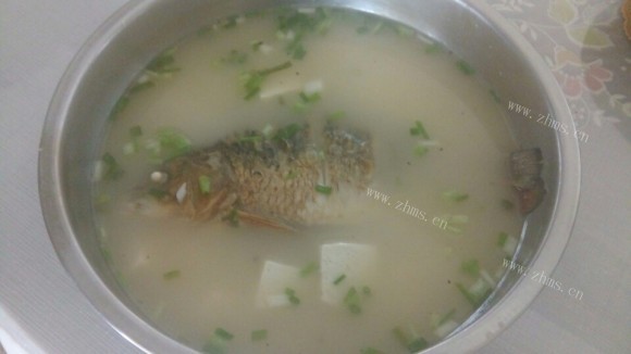 色泽鲜亮的鲫鱼豆腐汤