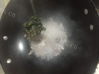 色香味俱全的皮蛋瘦肉粥做法图解7)