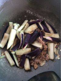 家常菜肉末茄子煲做法图解6)