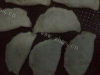 在家做的韭菜盒子做法图解8)