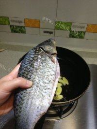 美味的酸菜鲫鱼汤做法图解8)