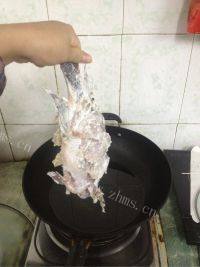 自制糖醋脆皮鱼做法图解5)