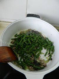 美味的橄榄肉末炒豆角做法图解8)