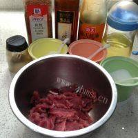 美味的孜然牙签肉做法图解3)