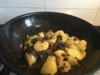 美味的梅干菜炖土豆的做法图解四