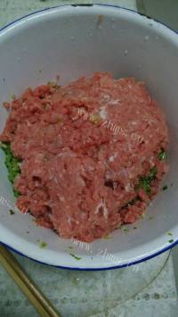 美味的芹菜猪肉饺做法图解2)