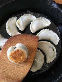 好吃的韭菜虾皮鸡蛋煎饺做法图解8)