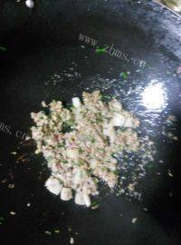 家常菜肉末炒酸豆角做法图解5)