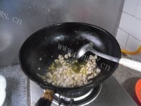 脆嫩可口的肉末土豆丁做法图解7)