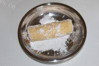 美味蒜蓉辣酱面包卷做法图解8)
