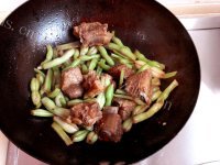 美味营养的排骨炖豆角做法图解7)