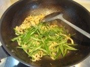 青椒豆皮炒肉做法图解4)