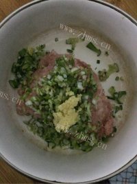 美味的猪肉丸子做法图解2)