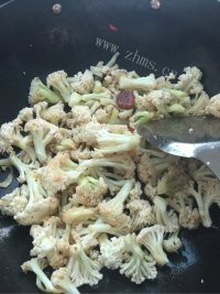 家常菜素炒花菜做法图解6)
