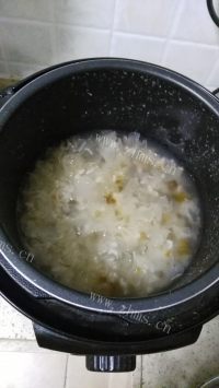 美味的桃胶银耳羹做法图解6)