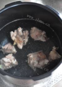 垂涎欲滴的海带排骨汤做法图解2)