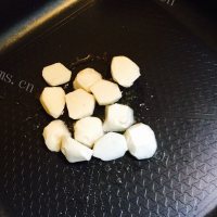 美味的西芹炒鱼蛋做法图解3)