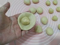 美味蛋黄肉松月饼做法图解12)