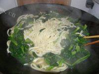 营养的菠菜鸡蛋面做法图解13)