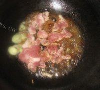 在家做的蒜苔炒肉做法图解4)