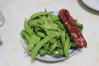 家常菜荷兰豆炒腊肠做法图解1)